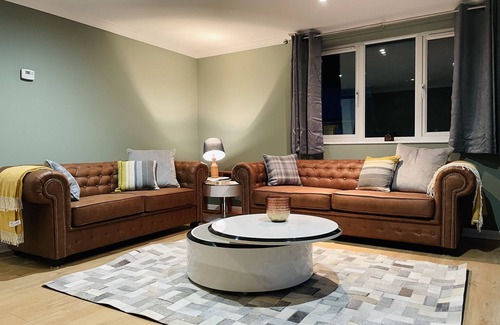 Sandy House | Modern & Cosy Country Home, Off road Parking, Pet Friendly