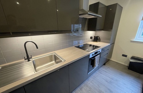 Chorlton-cum-Hardy Apartment | Modern Cosy Flat Near City Centre. Double Bed & Parking. Quiet Residential Mews