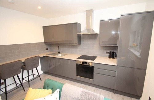 Chorlton-cum-Hardy Apartment | Modern Cosy Flat Near City Centre. Double Bed & Parking. Quiet Residential Mews