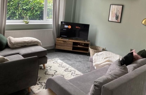 Higher Walton House | Modern cosy home sleeps 6 with parking nr Preston