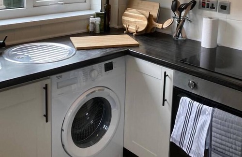 Higher Walton House | Modern cosy home sleeps 6 with parking nr Preston