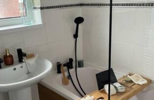 Higher Walton House | Modern cosy home sleeps 6 with parking nr Preston