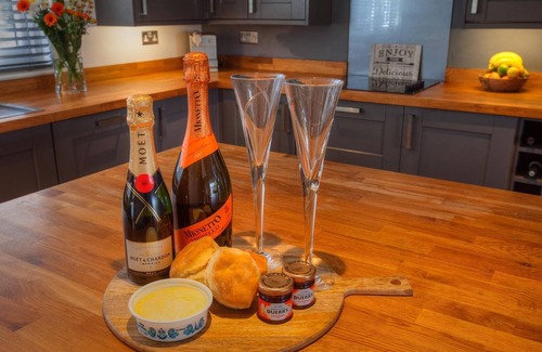 St. Hilary House | Modern & Cosy Home with Hot-Tub, 5min drive to Beach, ideal for large families.