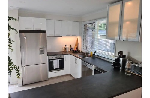 Kambah House | Modern, cosy, pet friendly house (3 bedrooms/2 bathrooms)