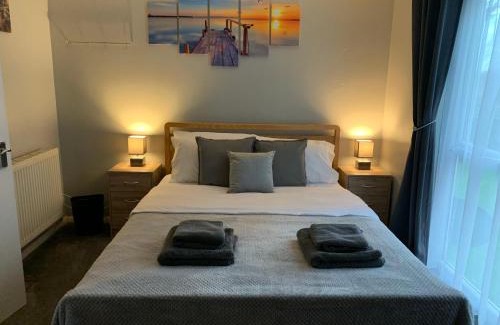 Chelmsford Apartment | Modern Cosy Warm Home With Free Parking