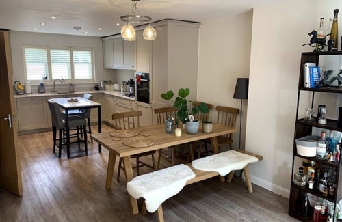 Stow-on-the-Wold House | Modern cottage with a sunny patio and home office.