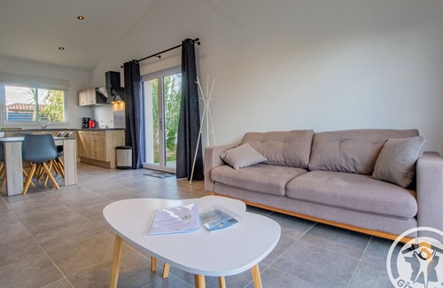 La Renaudiere Cottage | Modern Cottage Between Cholet and Nantes with Terrace and Pond