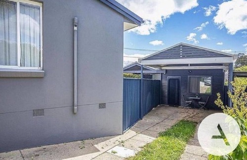 Hughes Cottage | Modern cottage central location