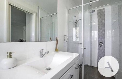 Hughes Cottage | Modern cottage central location