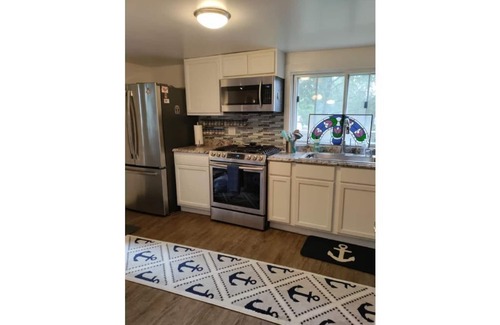 Twin Lakes House | Modern Cottage - Fast WIFI, Gas grill, boats, golf, FENCED yard - lg/sm DOGS
