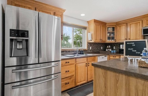 Fort Erie Apartment | Modern Cottage Getaway with Pool