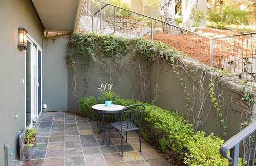 San Carlos Cabin | Modern Cottage in the Heart of Silicon Valley