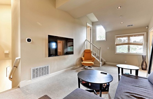 San Carlos Cabin | Modern Cottage in the Heart of Silicon Valley