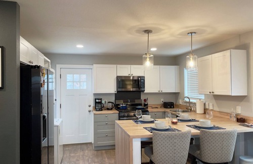 North Aurora House | Modern Cottage near Hospital