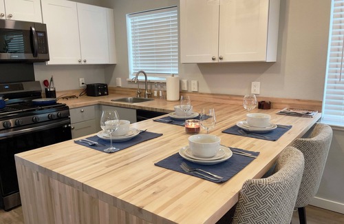 North Aurora House | Modern Cottage near Hospital