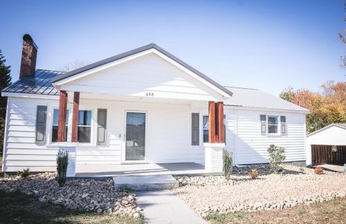 Morganton House | Modern Cottage Near Hospitals and Brewery!