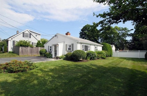 Newport East Cottage | Modern Cottage Near First Beach