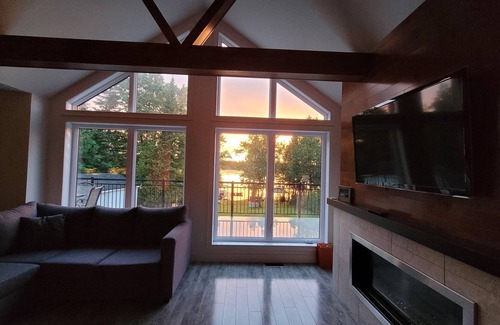 Saint-Zacharie Ski Chalet | Modern cottage on the waterfront