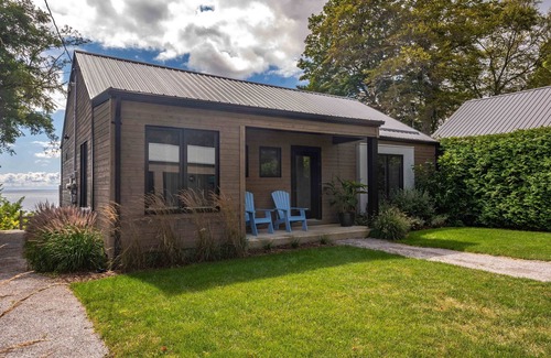 Port Dover Cottage | Modern Cottage on the Lake - Amazing Views!