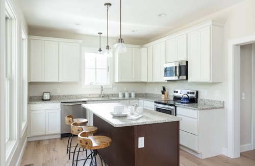 Warm Springs House | Modern cottage with Mountain Views, WiFi and access to the Old Dairy Complex