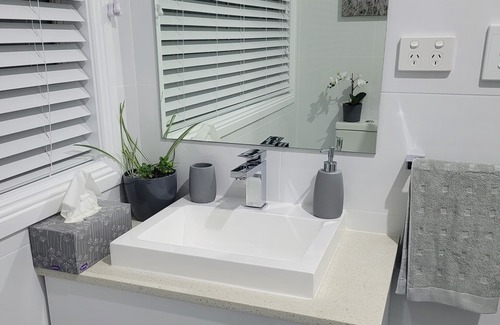 Portland Cottage | Modern Country 1 Bedroom Cottage (Pet Friendly)