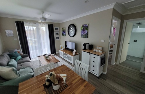 Portland Cottage | Modern Country 1 Bedroom Cottage (Pet Friendly)