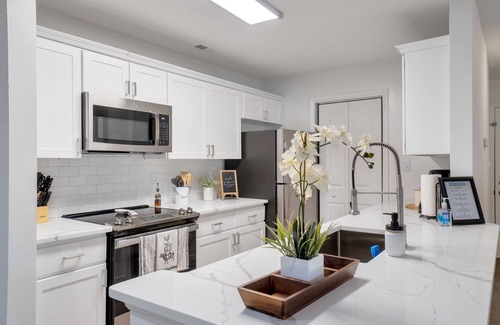 Beverly Woods Apartment | Modern Country Retreat | South Park |