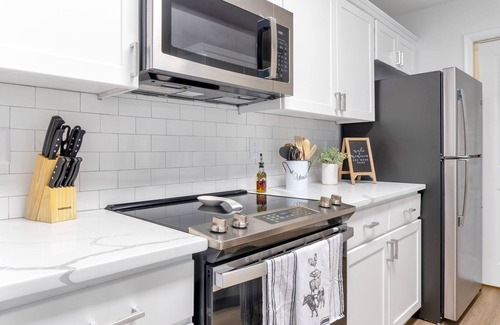 Beverly Woods Apartment | Modern Country Retreat | South Park |