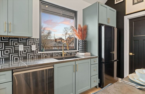 Edgehill Cottage | Modern Cowboy - Private Balcony - Mins To Broadway