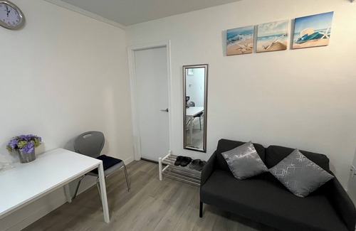 Hastings House | Modern&Cozy 1 Bedroom Suite - Private Entrance - 10 mins to Downtown Vancouver