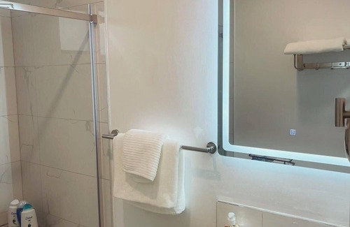 Hastings House | Modern&Cozy 1 Bedroom Suite - Private Entrance - 10 mins to Downtown Vancouver