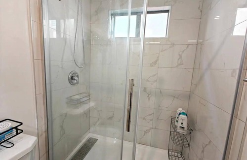 Hastings House | Modern&Cozy 1 Bedroom Suite - Private Entrance - 10 mins to Downtown Vancouver
