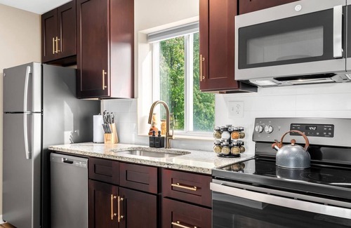 Roseville Apartment | Modern & Cozy 1BR Upper Flat | King Bed + Laundry