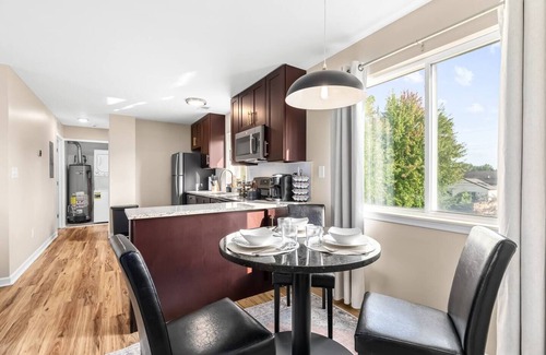 Roseville Apartment | Modern & Cozy 1BR Upper Flat | King Bed + Laundry