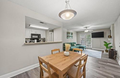 Addison Apartment | Modern & Cozy 1BR with a Pool plus Walk to Bars & Bites