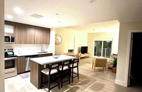 Parkside Apartment | Modern, Cozy 2 bedroom, FREE Parking & High Speed Wifi