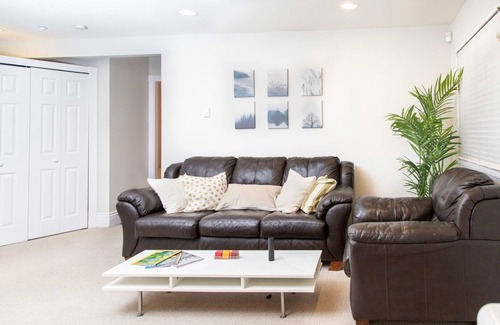 Port Coquitlam House | ☆ Modern Cozy 2 BR Suite☆ > Near Skytrain Station/Free Parking/Free Wifi
