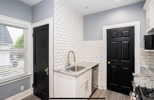 Columbus House | Modern Cozy 2 BR Near Downtown and Children's Hospital