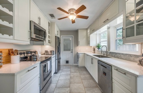 Central Arlington House | Modern & Cozy 2BR near UTA/AT&T