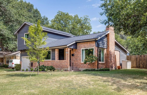 Central Arlington House | Modern & Cozy 2BR near UTA/AT&T