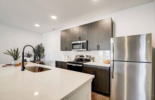 Whitestown Apartment | Modern Cozy 3-bdr 2-bth peaceful Living Escape