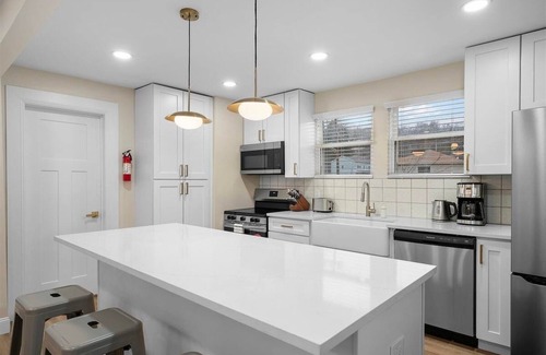 Bakerstown House | Modern & Cozy 3 Bdr Home in Gibsonia/Pittsburgh