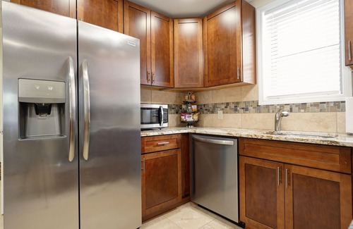 South Charleston House | Modern & Cozy 4 Bedroom, 6 TV's, Ms. Pacman, Walk to Starbucks!