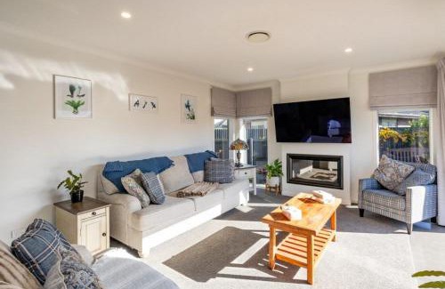 Palmerston North House | Modern, Cozy and Spacious 3 bedroom Home near City Centre