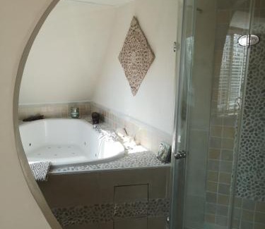 Westbeemster Bed & Breakfast | Modern Cozy Asian Style bedroom with Kingsize Spa bath