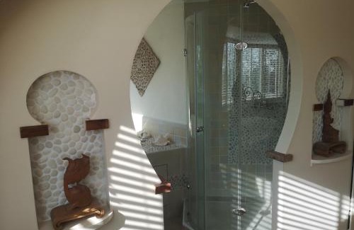 Westbeemster Bed & Breakfast | Modern Cozy Asian Style bedroom with Kingsize Spa bath