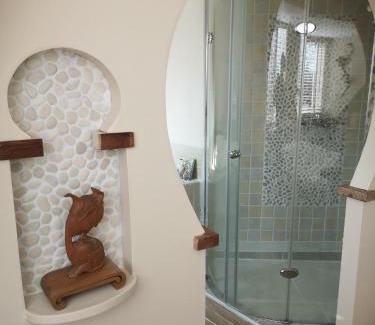 Westbeemster Bed & Breakfast | Modern Cozy Asian Style bedroom with Kingsize Spa bath
