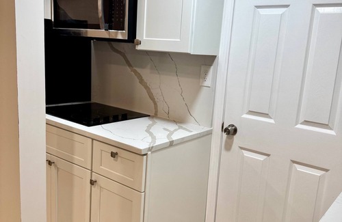 Lorton House | Modern Cozy Basement Apartment with WiFi and A/C.