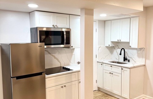 Lorton House | Modern Cozy Basement Apartment with WiFi and A/C.
