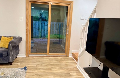 Lorton House | Modern Cozy Basement Apartment with WiFi and A/C.
